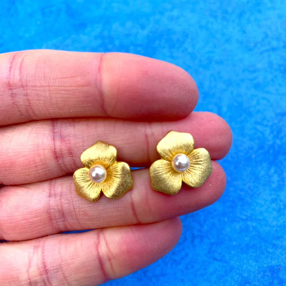 Costume jewelry earrings with pearl